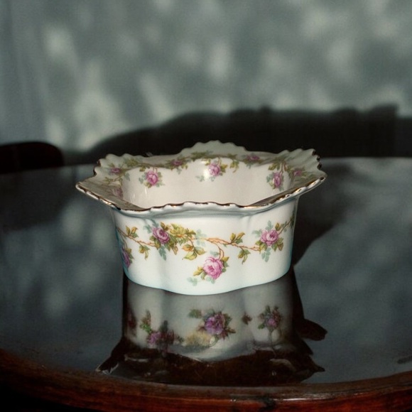 💐 Vintage Porcelain Floral Catch-All Dish - Picture 1 of 5